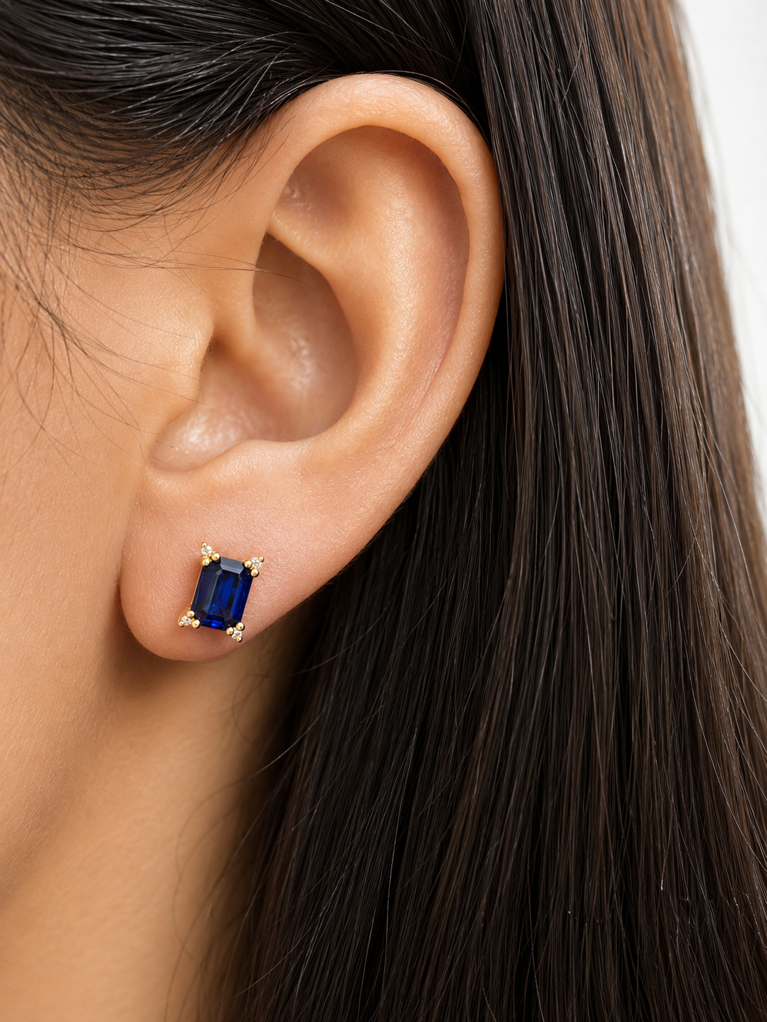 Arete rectangular de zafiro con 4 mini diamantes en oro 14k
