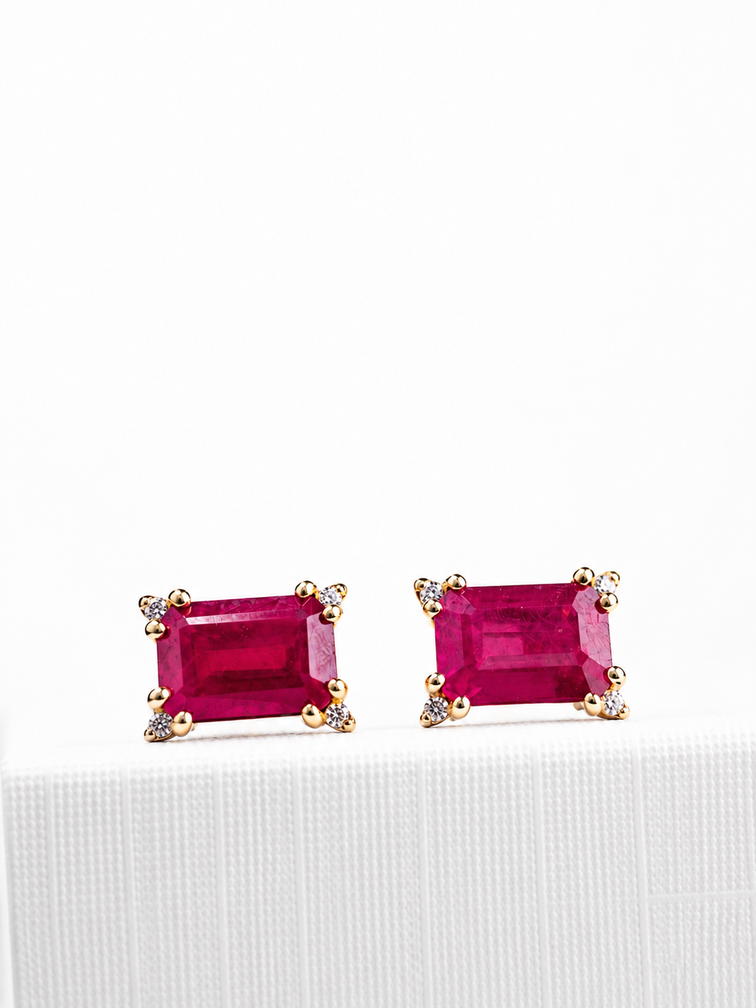 Arete rectangular de rubí con 4 mini diamantes en oro 14k