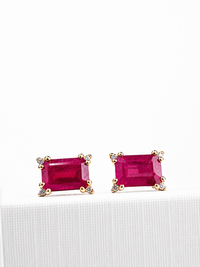 Arete rectangular de rubí con 4 mini diamantes en oro 14k