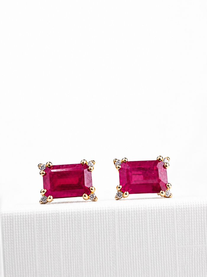 Arete rectangular de rubí con 4 mini diamantes en oro 14k