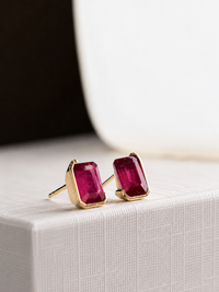Arete de rubí medio biselado en oro 14k