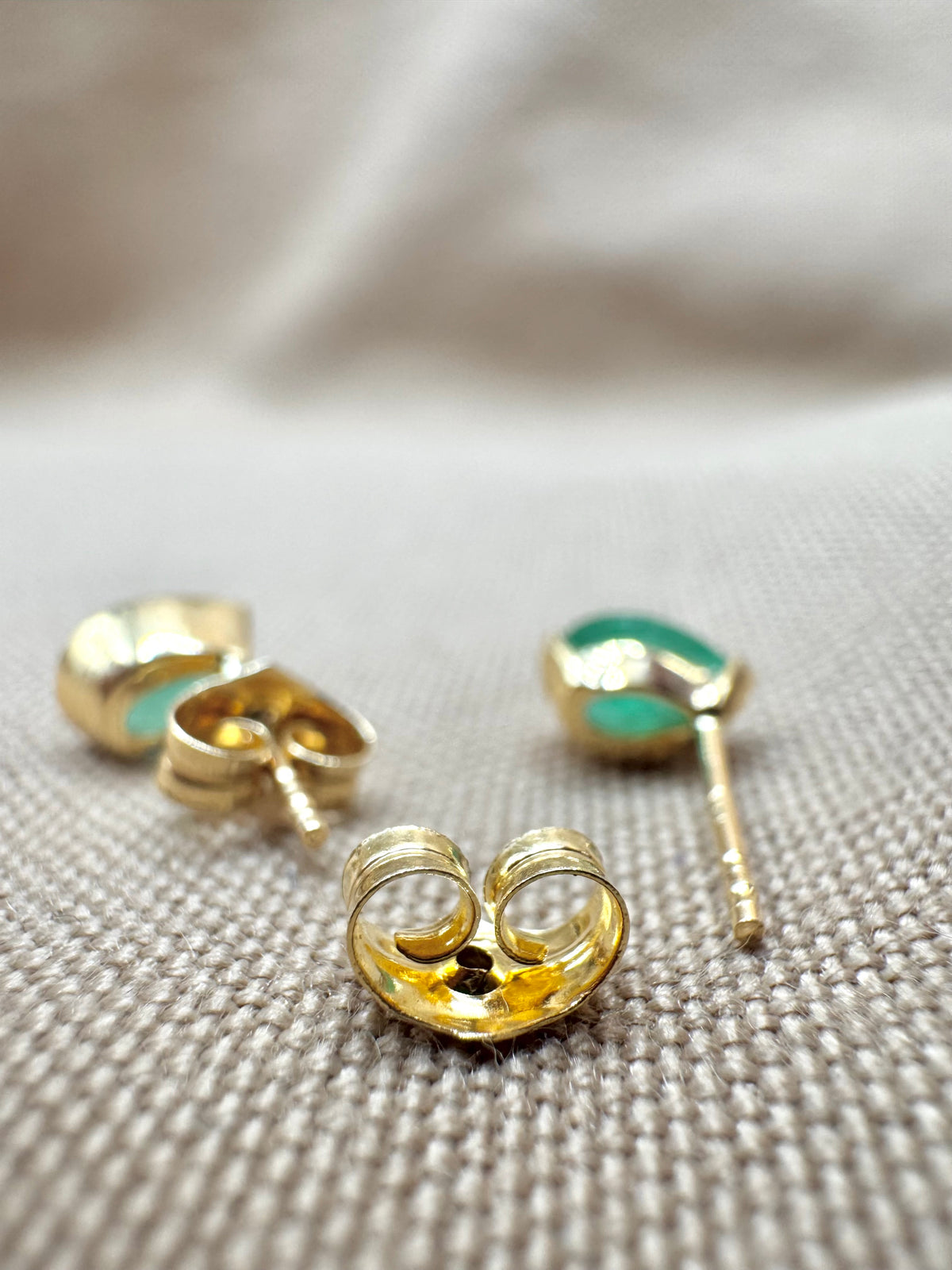 Arete de gota medio biselada esmeralda