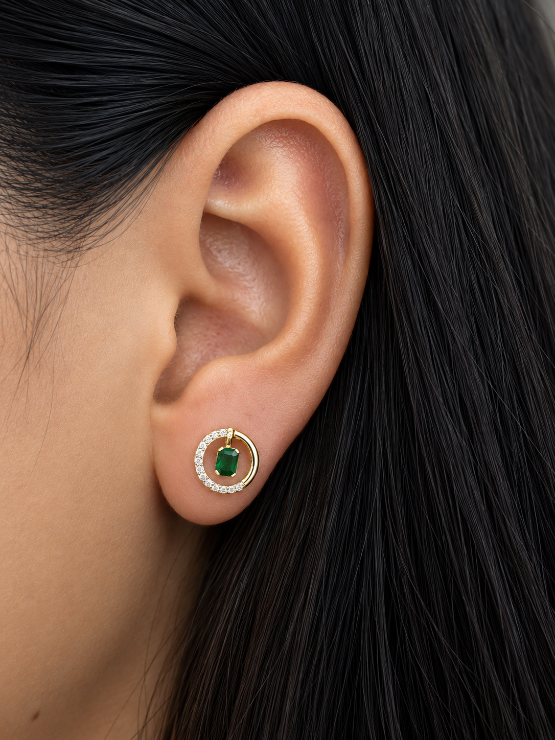 Arete mini esmeralda con diamantes naturales en oro 14k