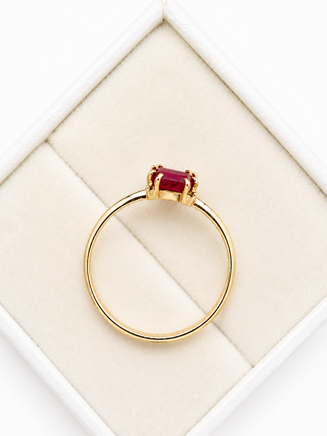 Anillo de rubi rectangular con 4 mini diamantes en oro 14k