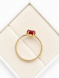 Anillo de rubi rectangular con 4 mini diamantes en oro 14k