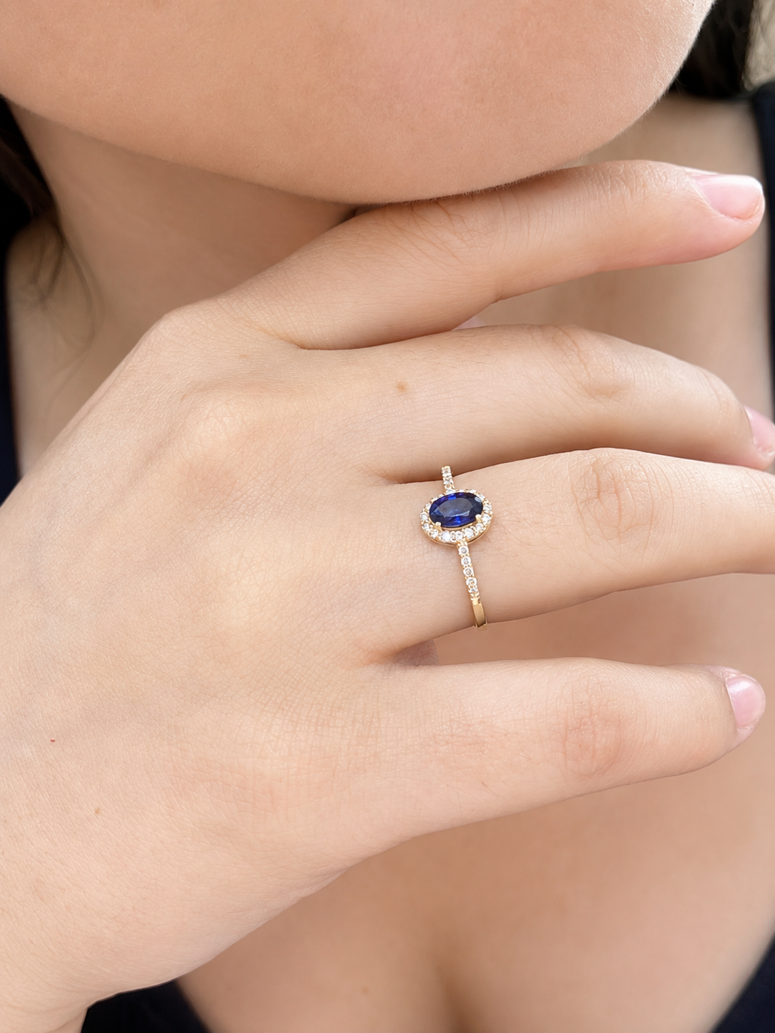 Anillo de zafiro oval con halo de diamantes en oro 14k