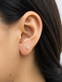 Aretes mini diamante natural en oro blanco 14k