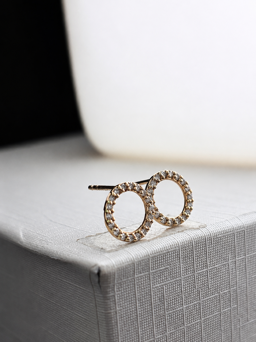 Aretes silueta de diamantes naturales en oro 14k