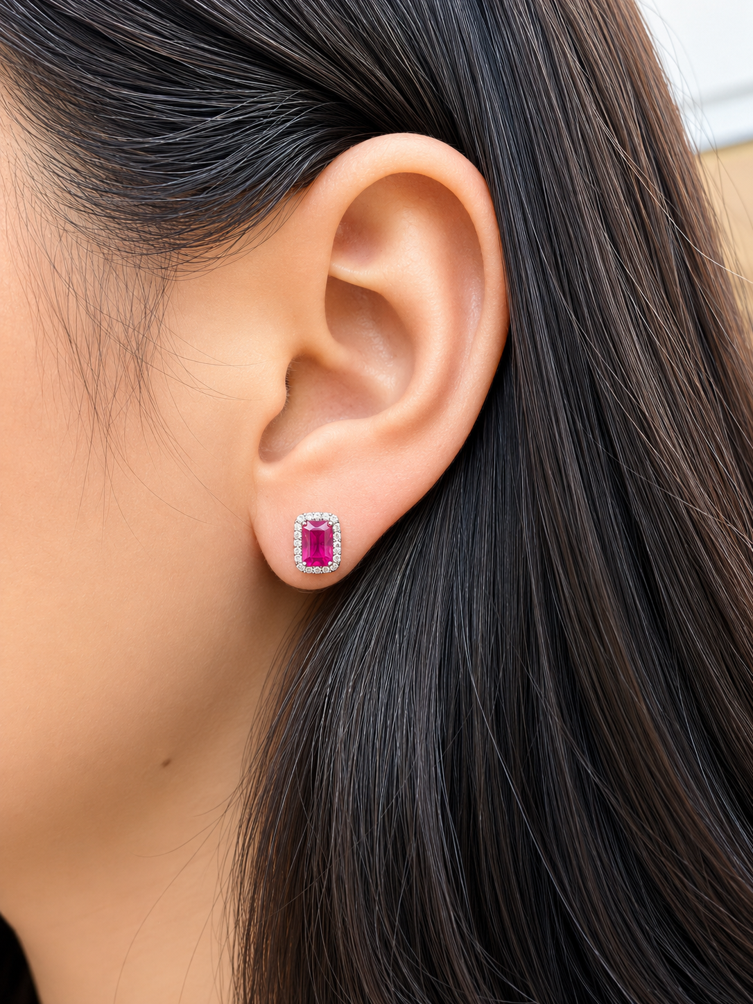 Arete de rubí con halo de diamantes en oro blanco 14k