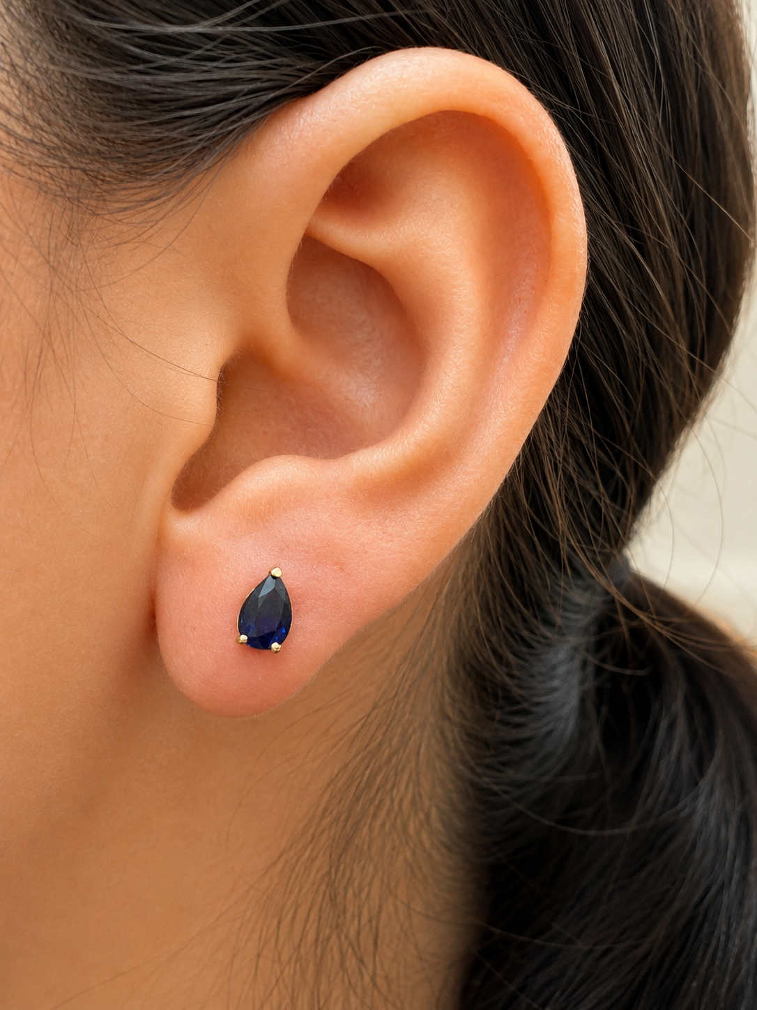 Arete de gota zafiro en oro 14k