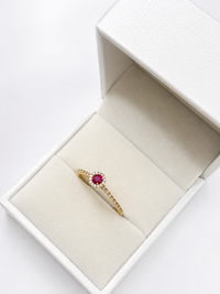 Anillo de mini rubi con halo de diamantes en oro 14k