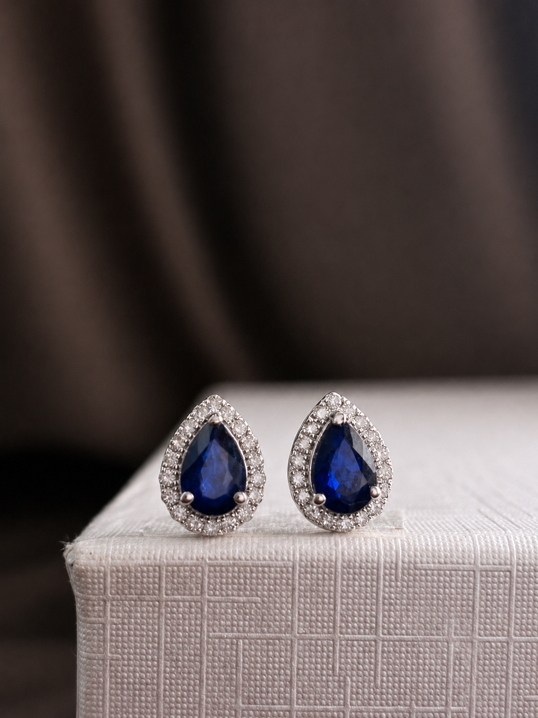 Arete gota de zafiro con halo de diamantes en oro 14k