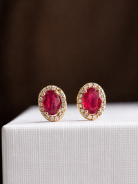 Arete oval de rubí con halo de diamantes en oro 14k