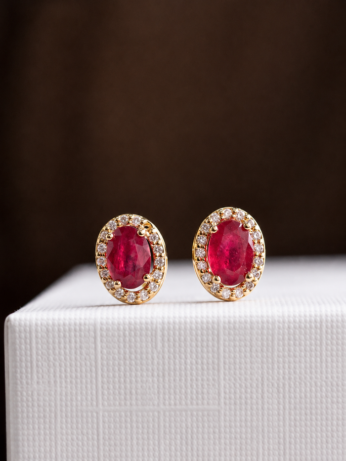 Arete oval de rubí con halo de diamantes en oro 14k