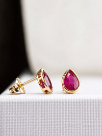 Arete gota  de rubí biselado en oro 14k
