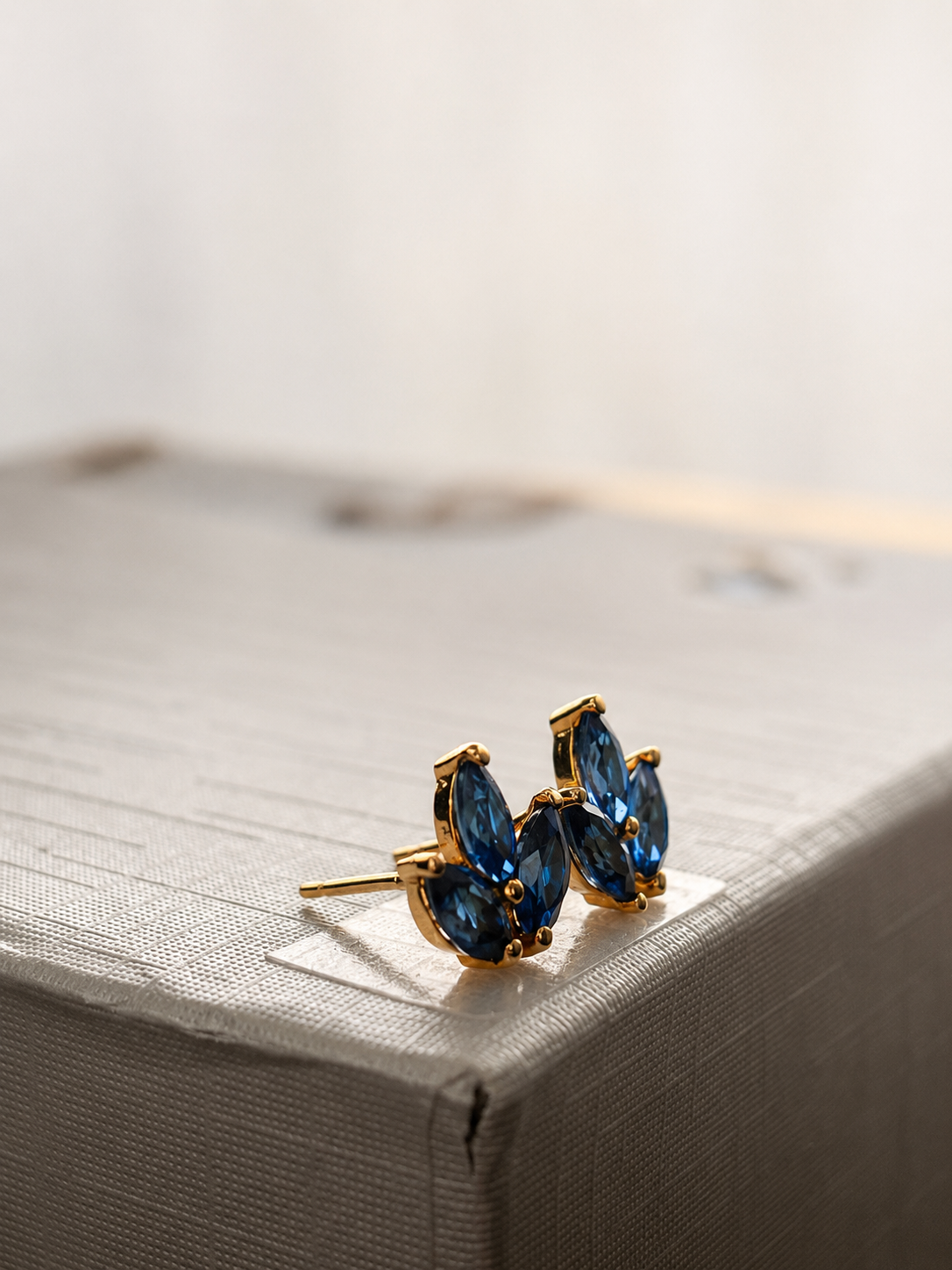 Arete de zafiro con un mini diamante en oro 14k