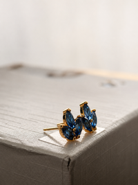 Arete de zafiro con un mini diamante en oro 14k