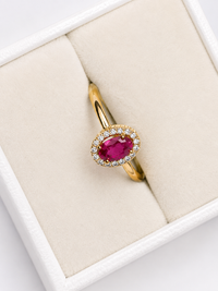 Anillo de rubi oval con halo de diamantes en oro 14k