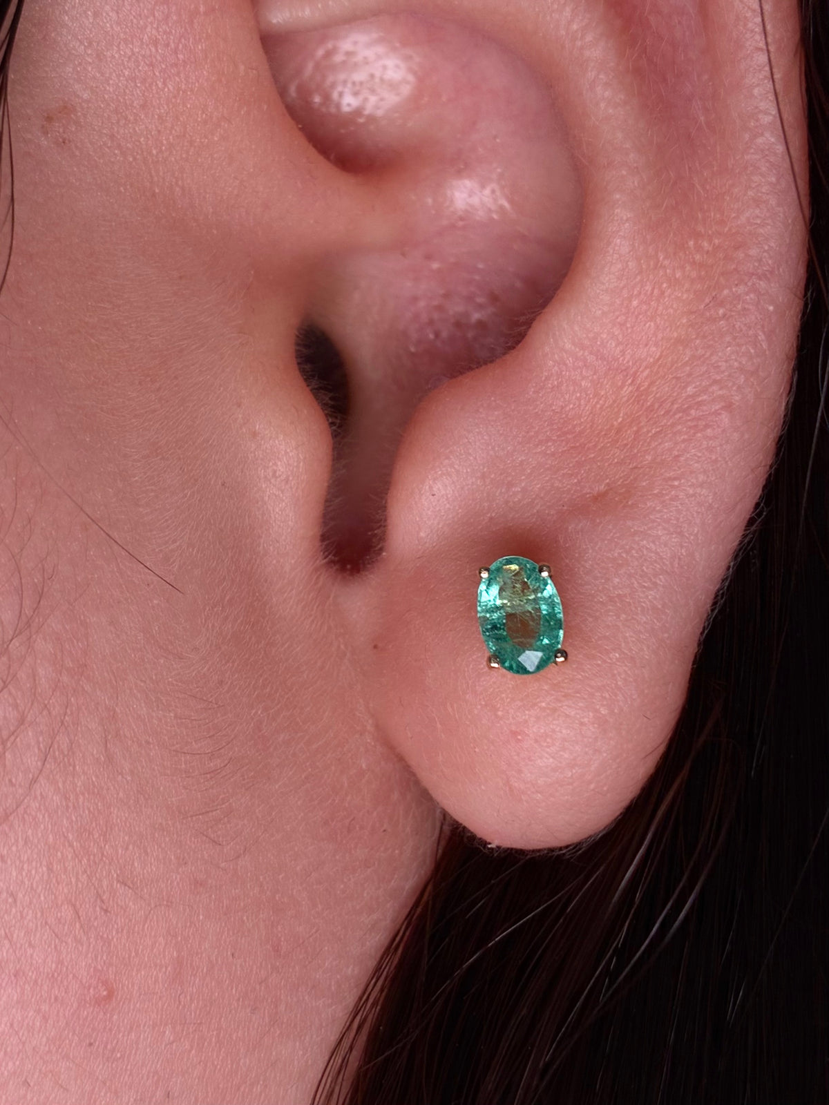 Arete oval de esmeralda en oro 14k