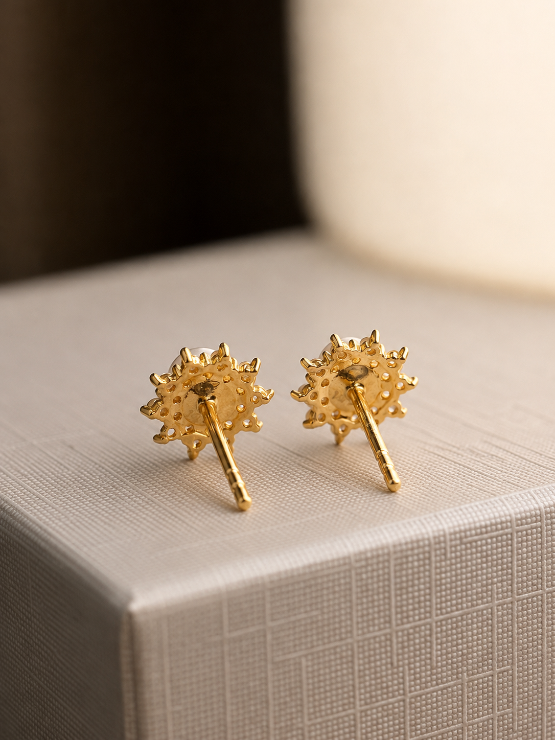 Aretes de perla con halo de diamantes en oro 14k