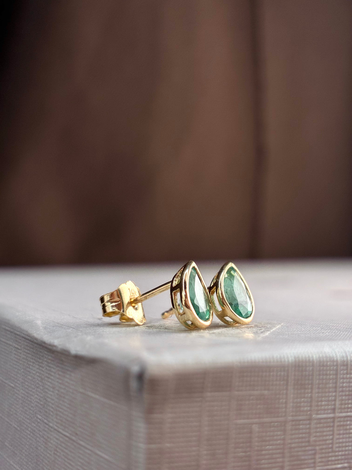 Arete esmeralda gota biselado oro 14k