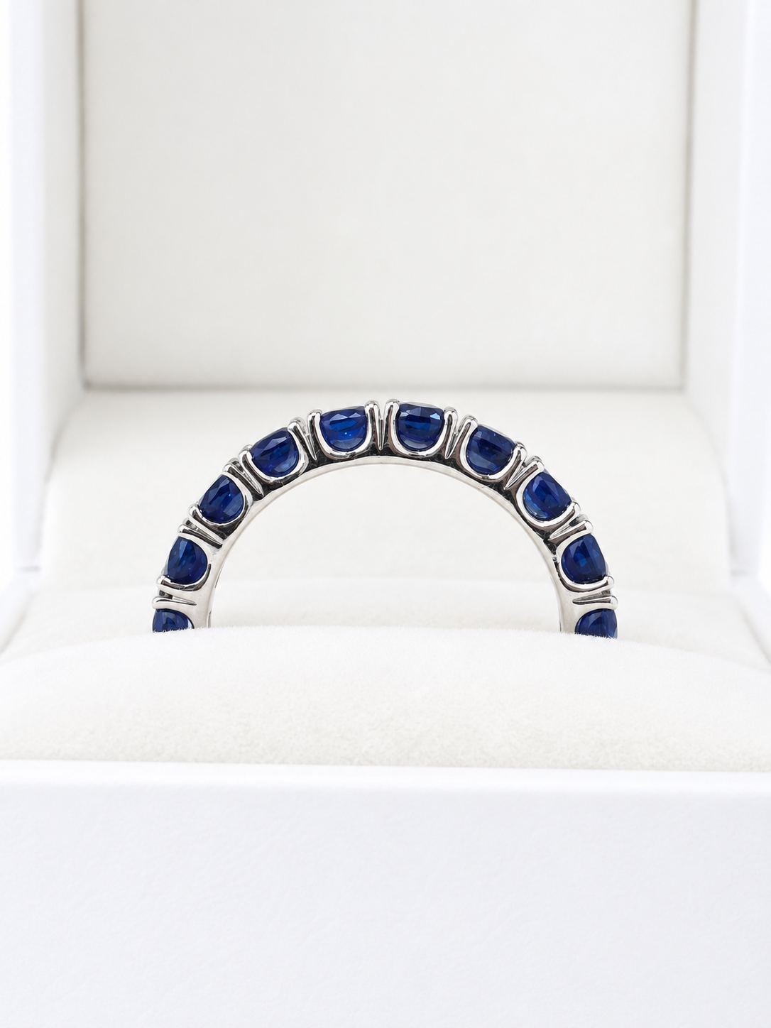 Anilllo churumbella zafiros en oro blanco 14k
