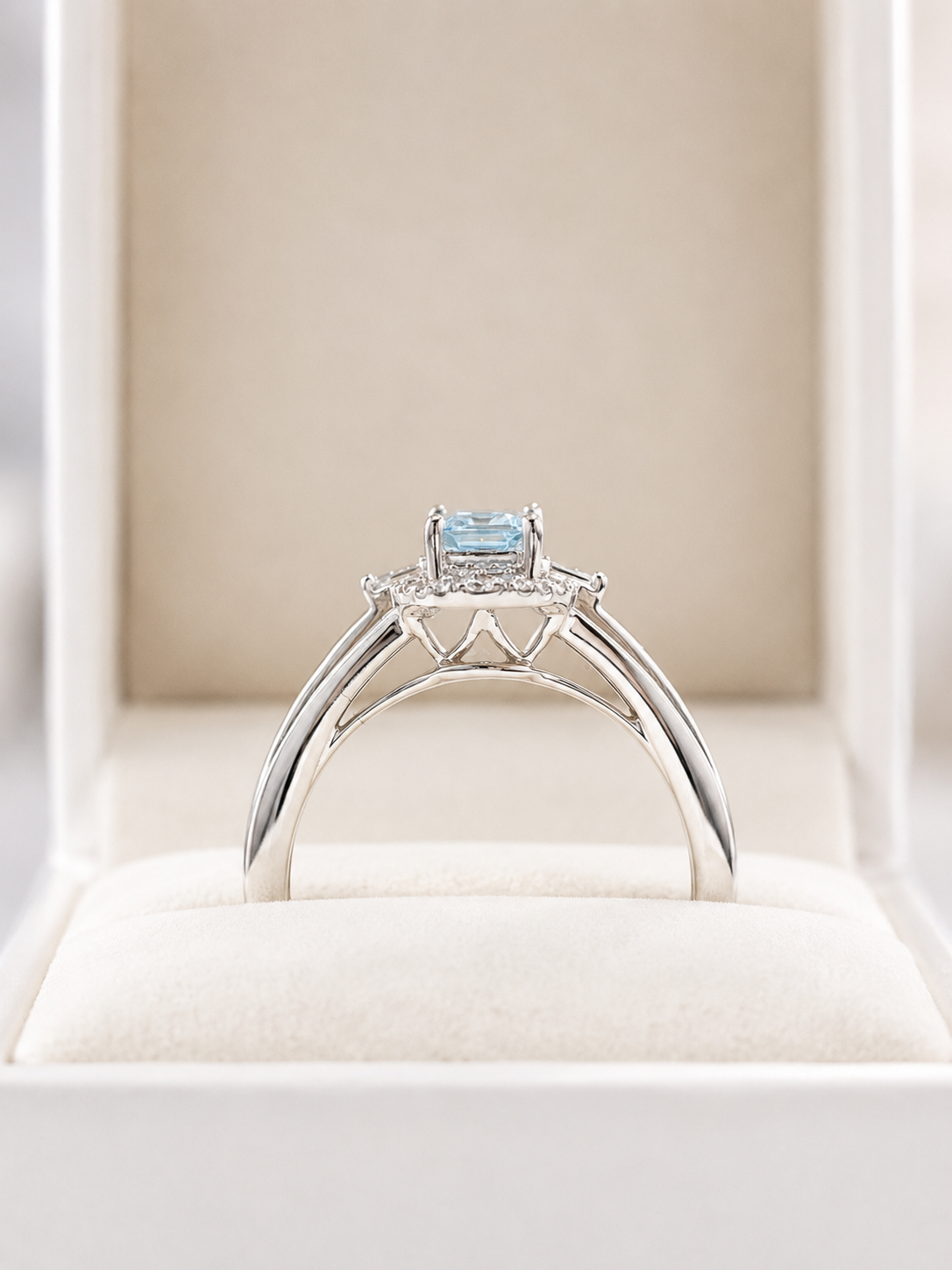Anillo aguamarina con halo de diamantes en oro blanco 14k