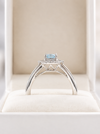 Anillo aguamarina con halo de diamantes en oro blanco 14k