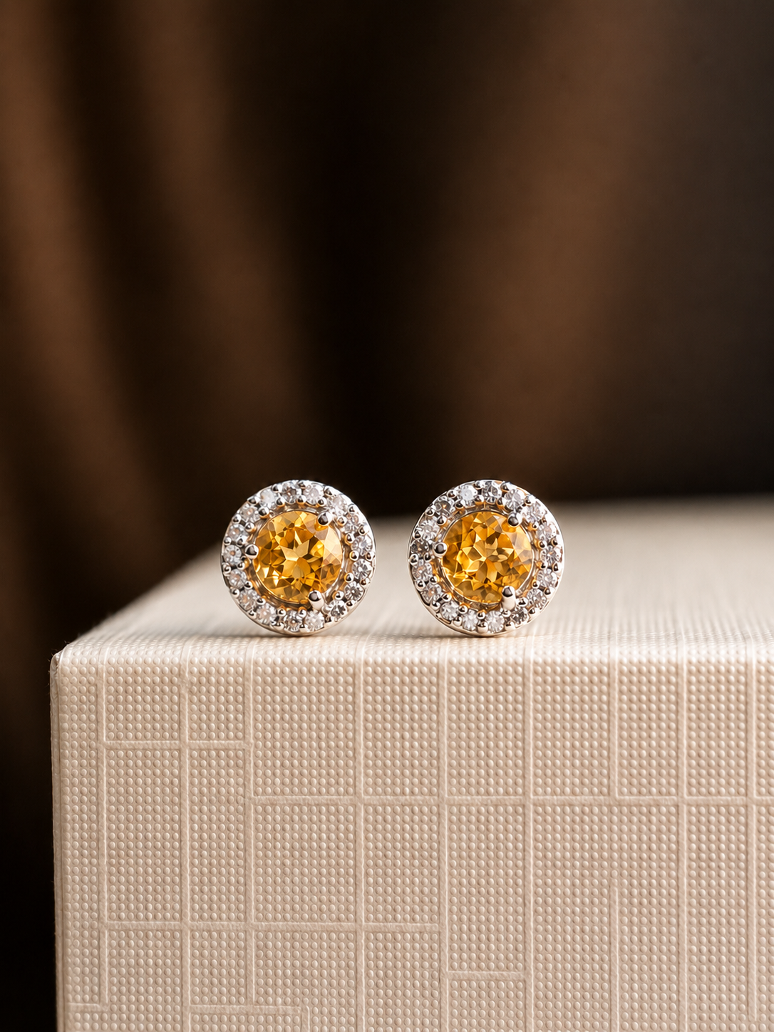Aretes de citrino con halo de diamantes en oro 14k