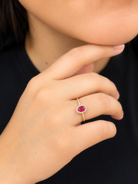 Anillo de rubi oval con halo diamantes en oro 14k