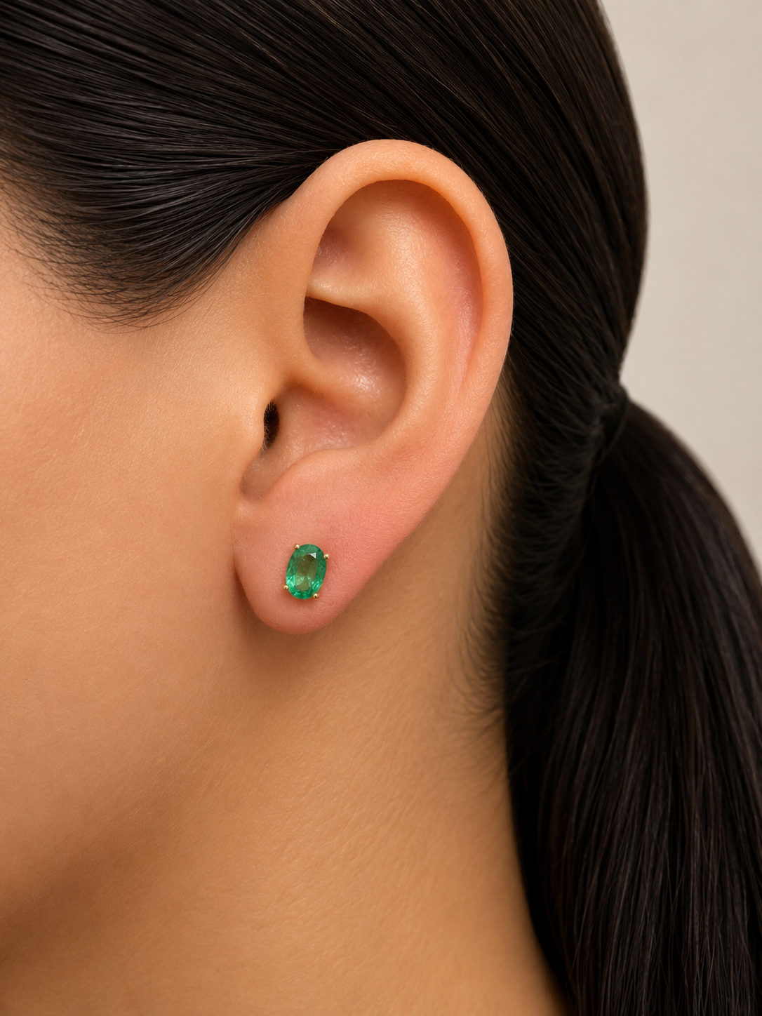 Arete oval de esmeralda en oro 14k