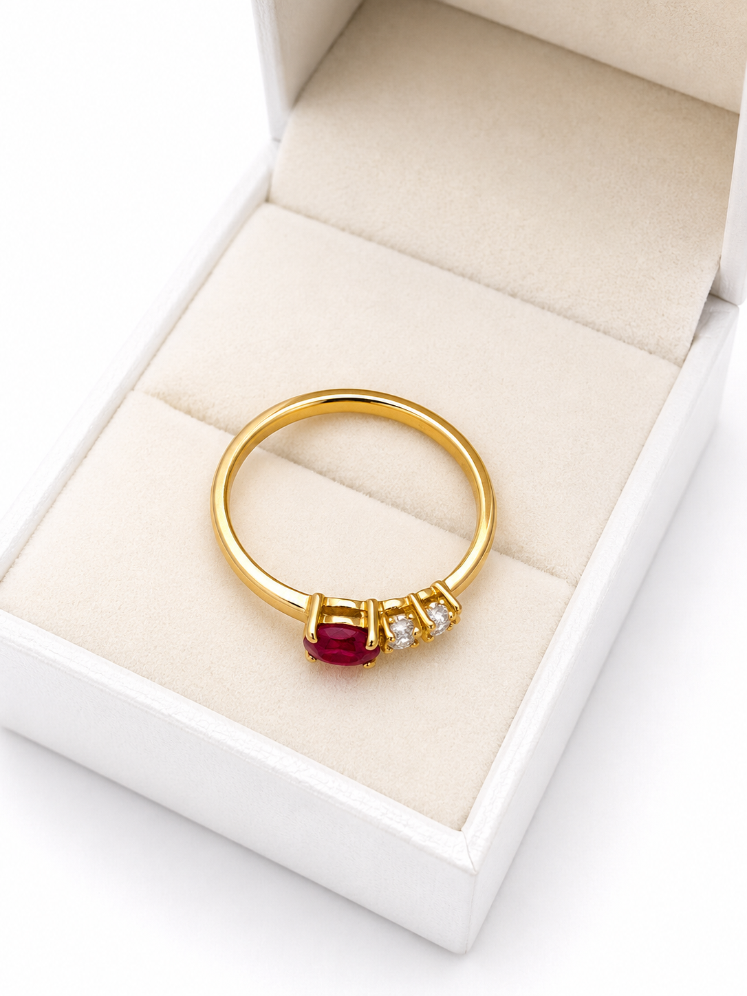 Anillo de rubi oval con 2 diamantes en oro 14k