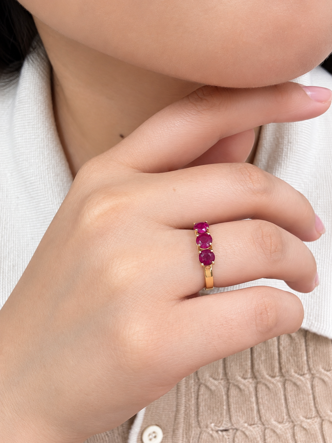 Anillo de 3 rubi natural en oro 14k