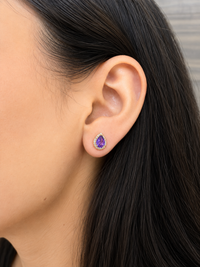 Arete de gota amatista con halo de diamantes en oro 10k