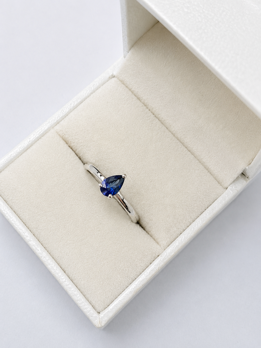 Anillo de zafiro gota en oro blanco 14k