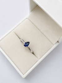 Anillo de zafiro gota en oro blanco 14k