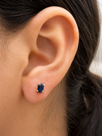 Arete oval zafiro natural en oro 10k