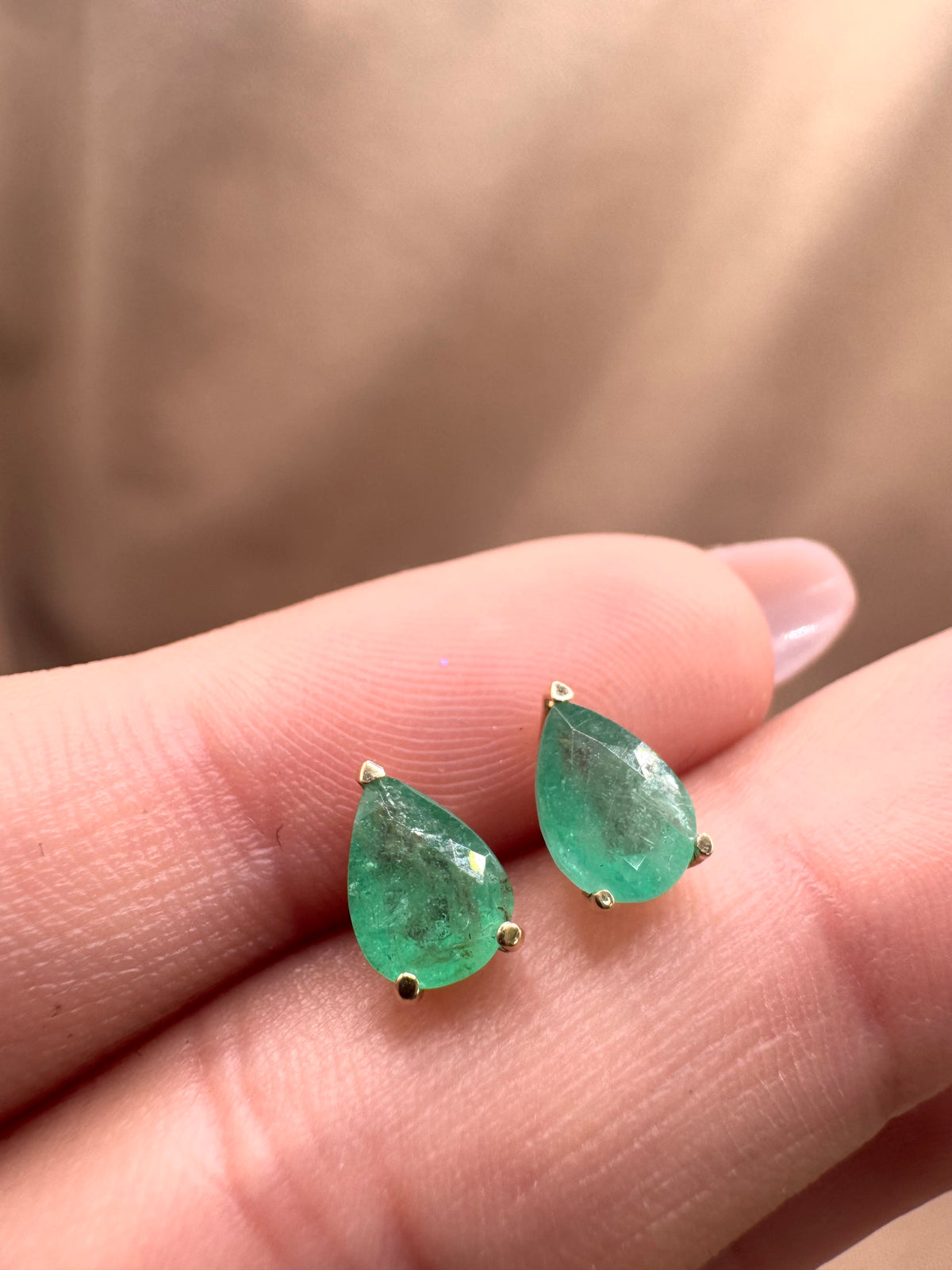 Arete gota en esmeralda