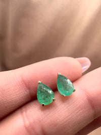 Arete gota en esmeralda