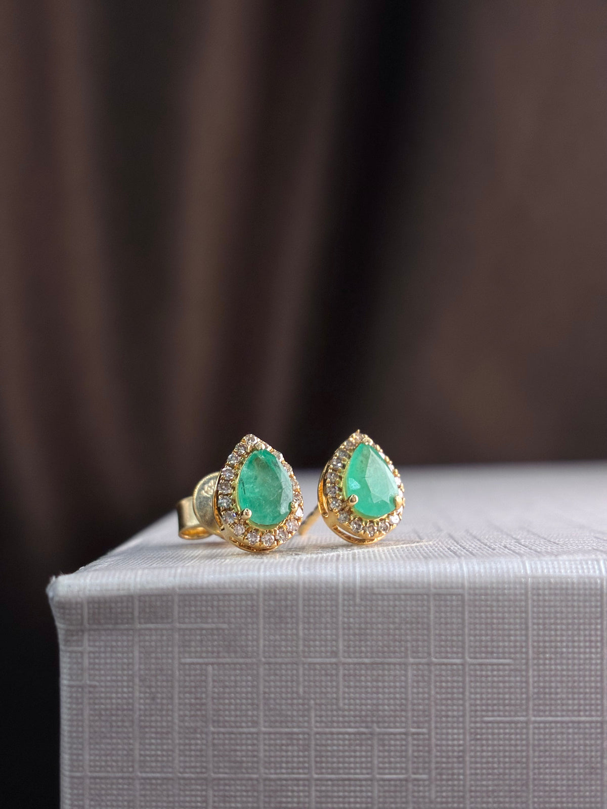 Arete gota de esmeralda con halo de diamantes en oro 14k