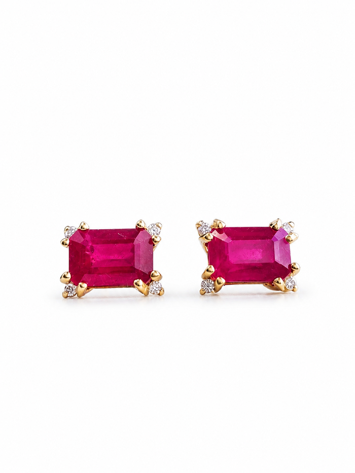 Arete rectangular de rubí con 4 mini diamantes en oro 14k