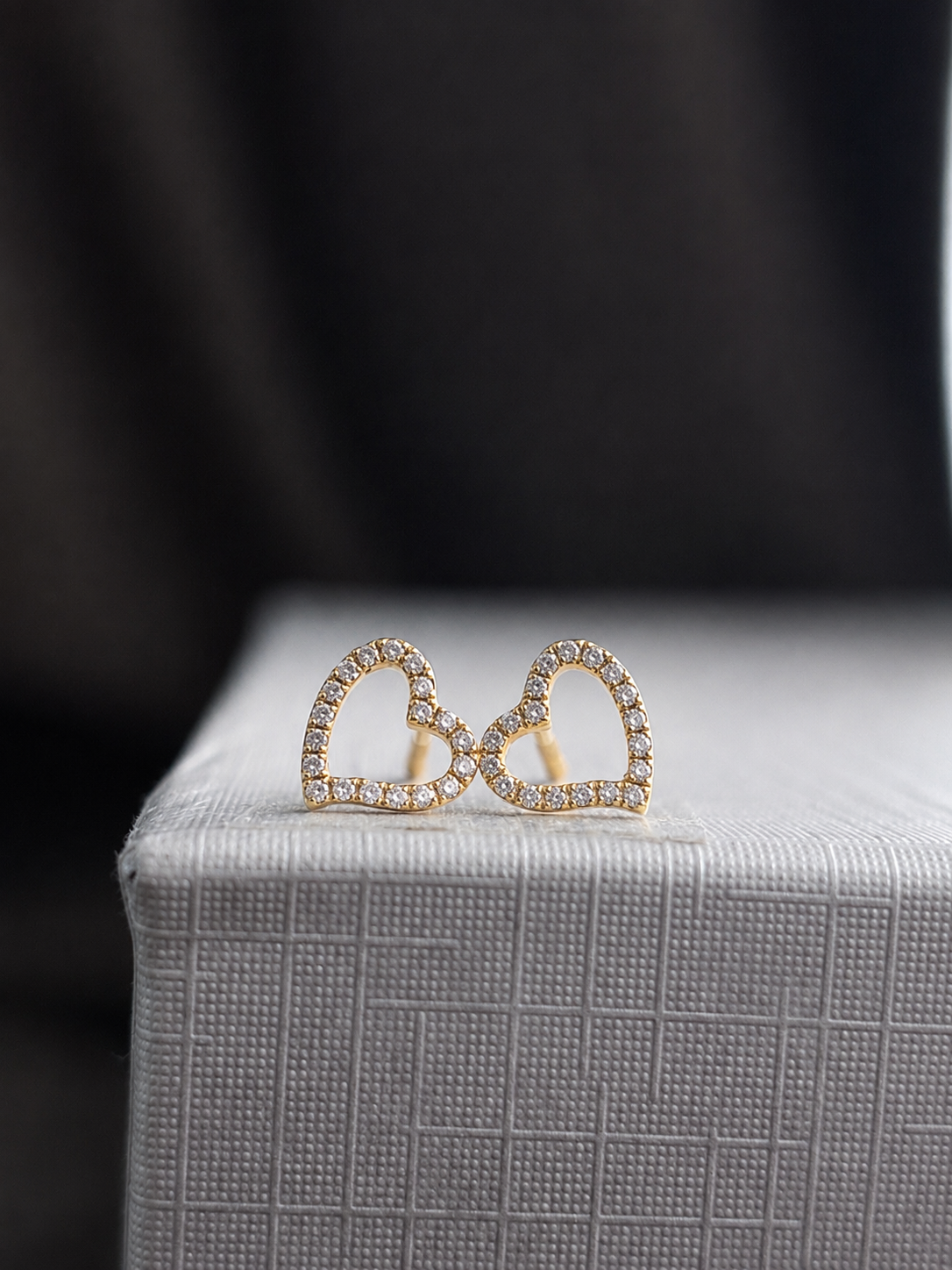 Arete corazón con diamantes naturales en oro 14k