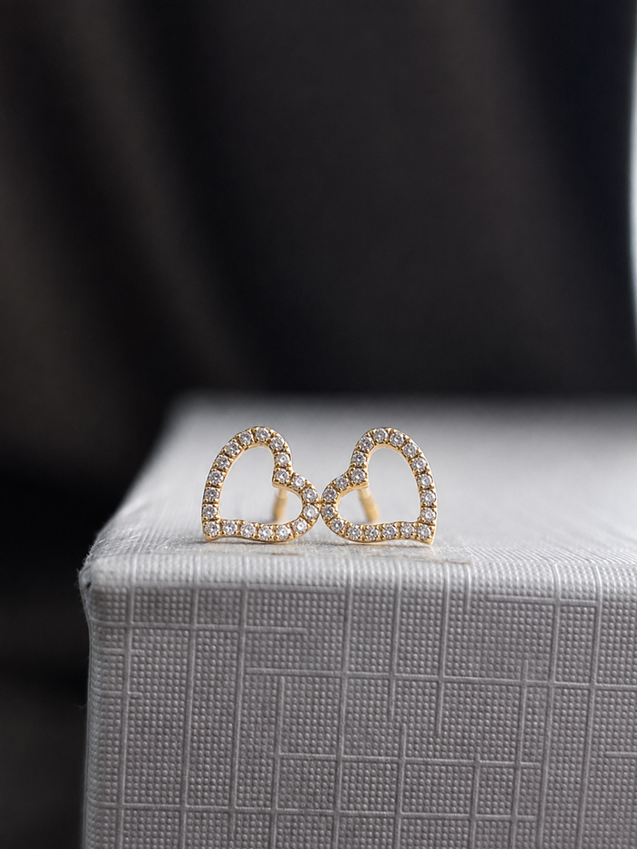 Arete corazón con diamantes naturales en oro 14k