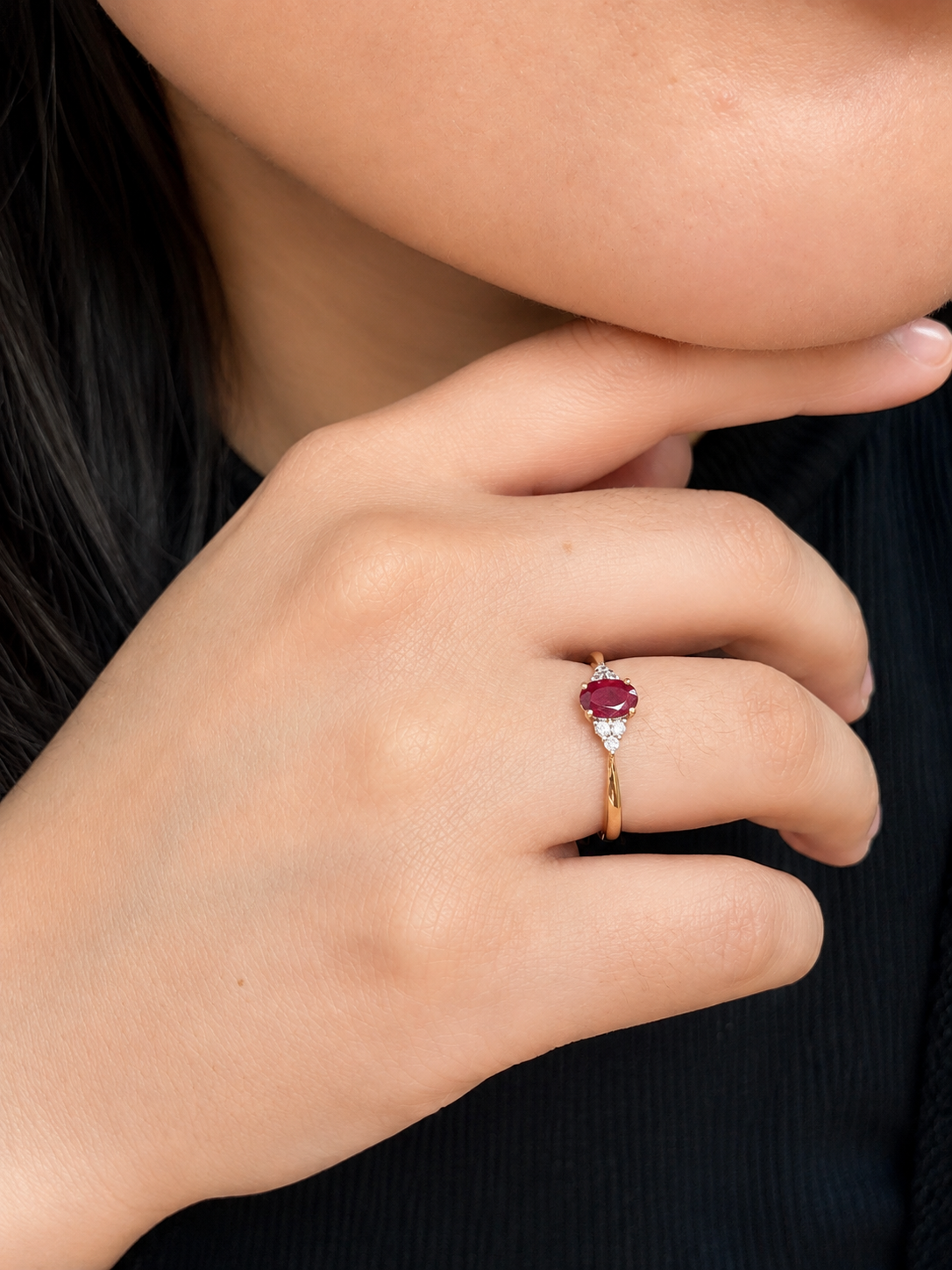 Anillo de rubi oval con diamantes en oro 14k