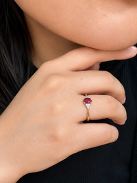 Anillo de rubi oval con diamantes en oro 14k