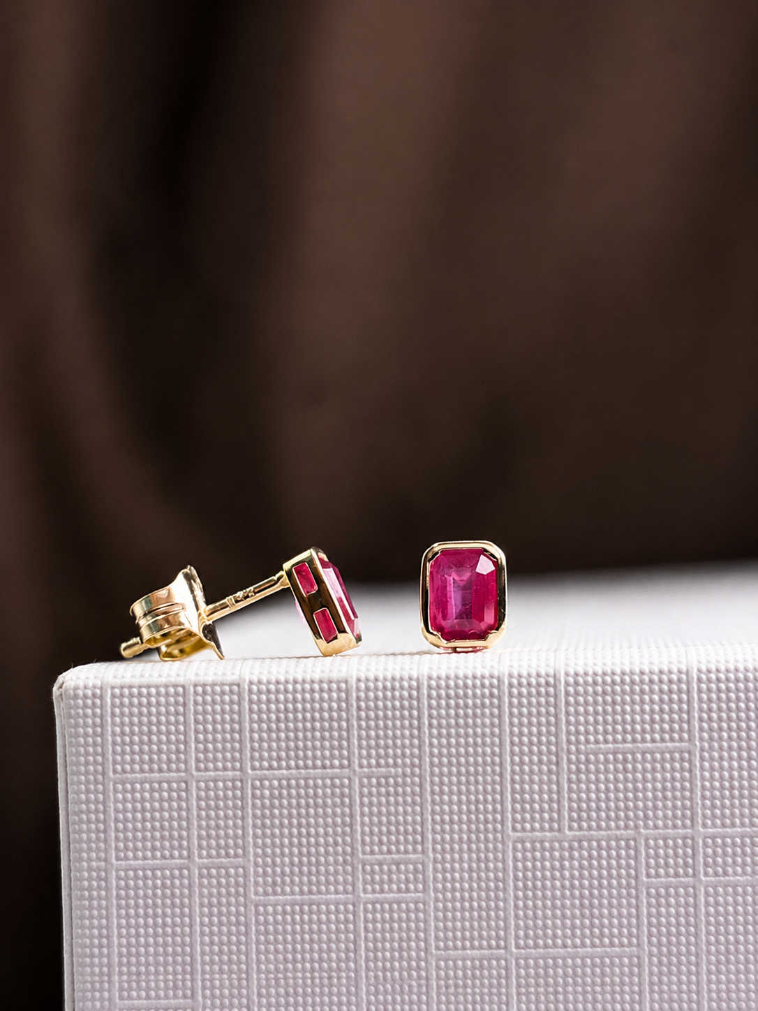 Arete mini de rubí en oro 14k