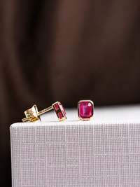 Arete mini de rubí en oro 14k