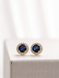 Arete de zafiro con halo de diamantes en oro 14k