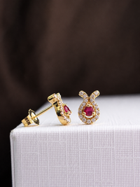 Arete de rubí con diamantes en oro 14k