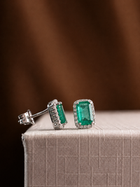Aretes de esmeralda con halo de diamantes oro 14k blanco